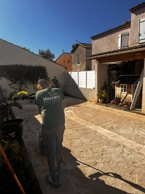 Mise en place d'un lit de sable par un paysagiste