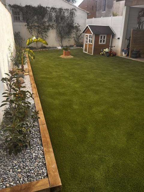 Pose d'une pelouse artificielle par des paysagistes à Toulon