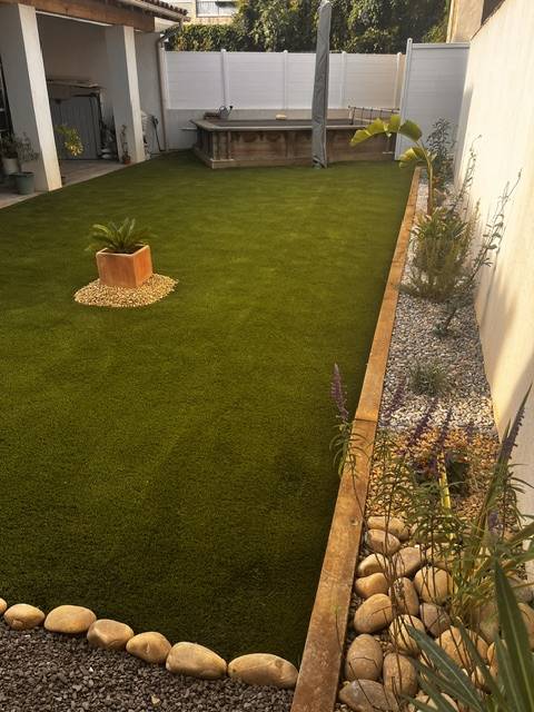 Création d'un massif minéralisé avec la plantation de différents végétaux