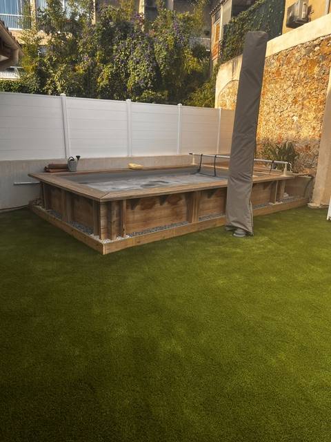 Mise en place d'une pelouse synthétique autour d'une piscine à Toulon