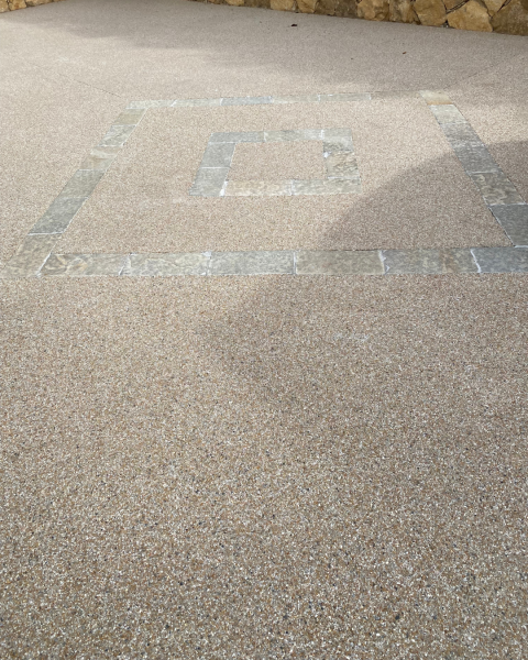 Les 3 avantages de la moquette de pierre pour votre sol extérieur à Tours en Indre-et-Loire