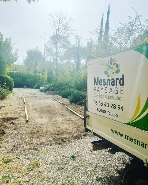 Préparation du sol pour la création d'un terrain de pétanque à Toulon dans le 83